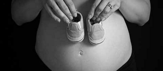 La Chiesa Cattolica si oppone alla maternità surrogata: chiamata alla proibizione universale