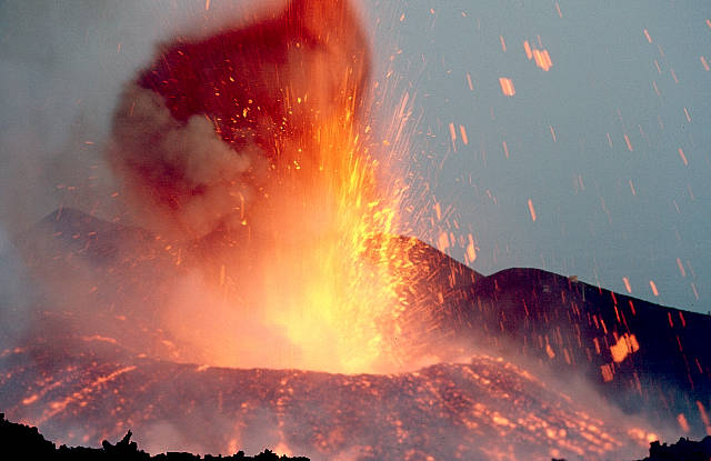 Nuova eruzione vulcanica dell’Etna, aeroporto di Catania chiuso. Già cinquantamila passeggeri coinvolti