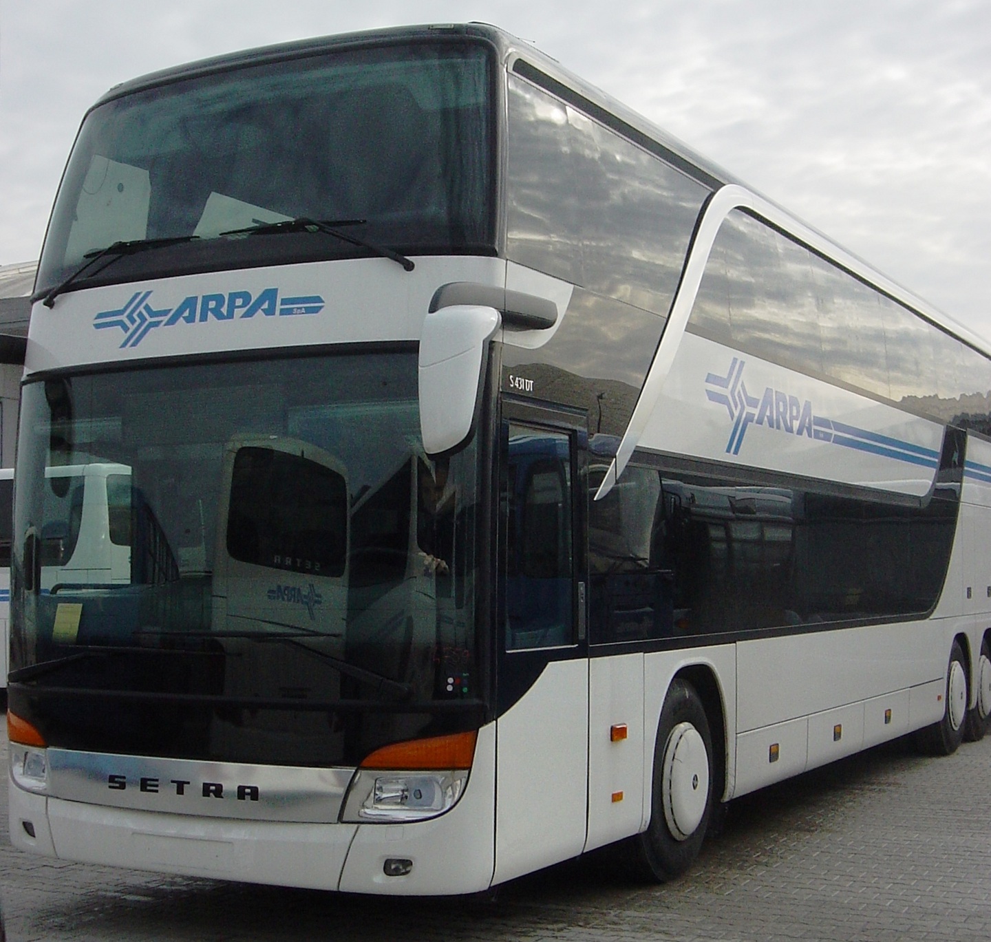 Incidenti: autobus Arpa travolge auto su A24, 4 feriti
