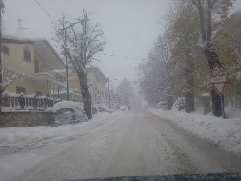 Maltempo su gran parte del centro-sud, nevicate a bassa quota