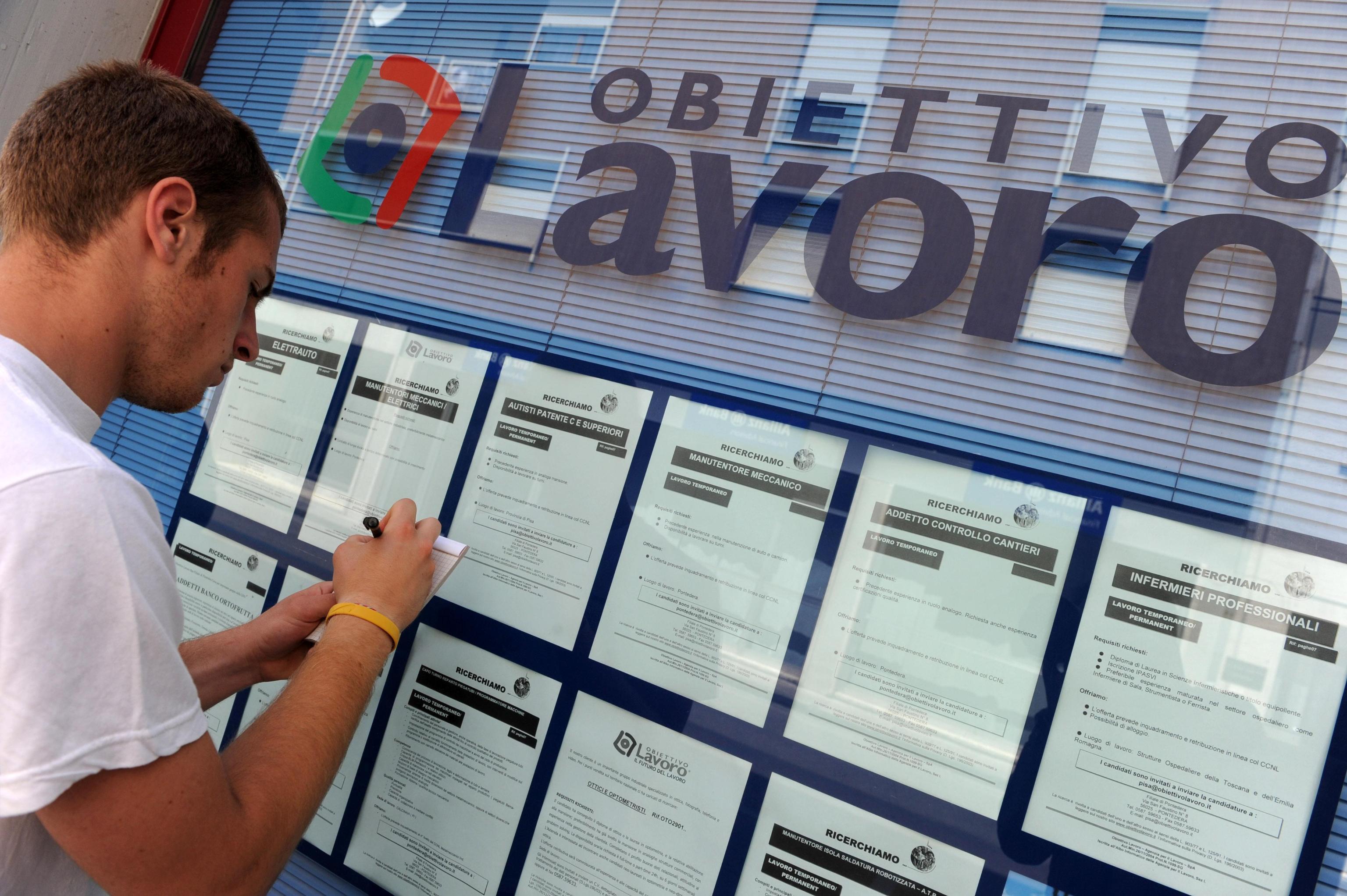Lavoro: in Italia si cerca tramite amici e parenti