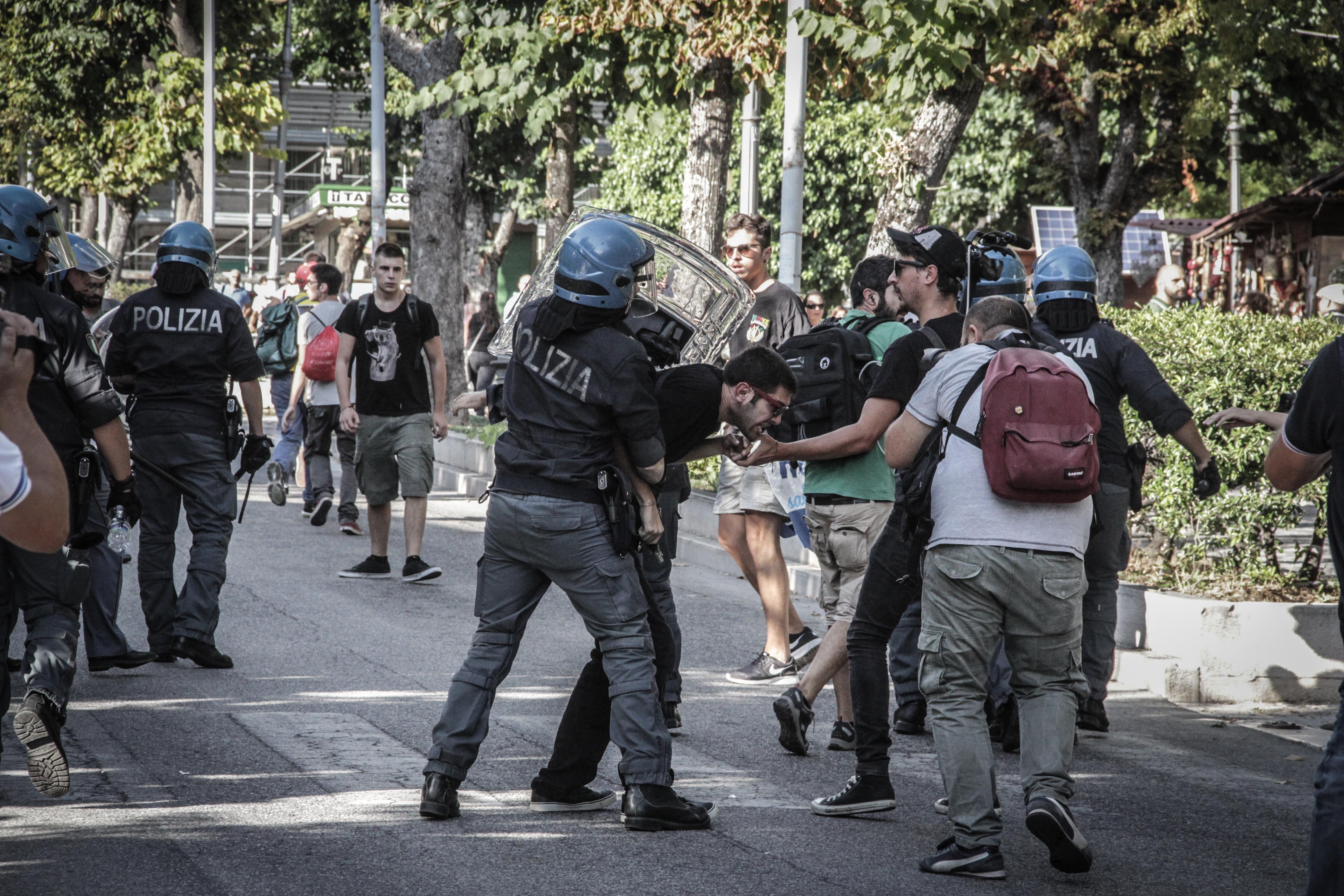 Renzi contestato a L’Aquila, tafferugli con la polizia
