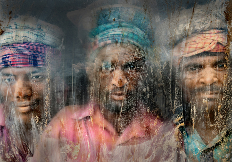 Secondo premio, Gravel workmen, Chittagong, Bangladesh. (Faisal Azim, National Geographic traveler photo contest)