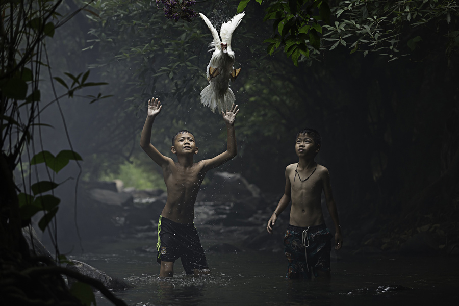 Menzione speciale Catching a duck, Nong Khai, Thailandia. (Sarah Wouters, National Geographic traveler photo contest)