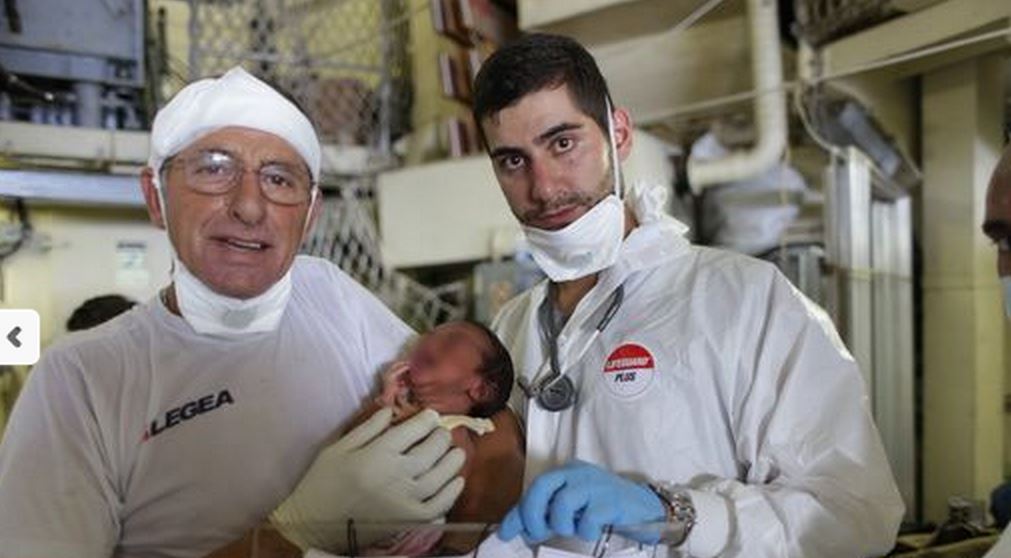 Migranti: nello stretto di Sicilia bimbo di 5 giorni salvato