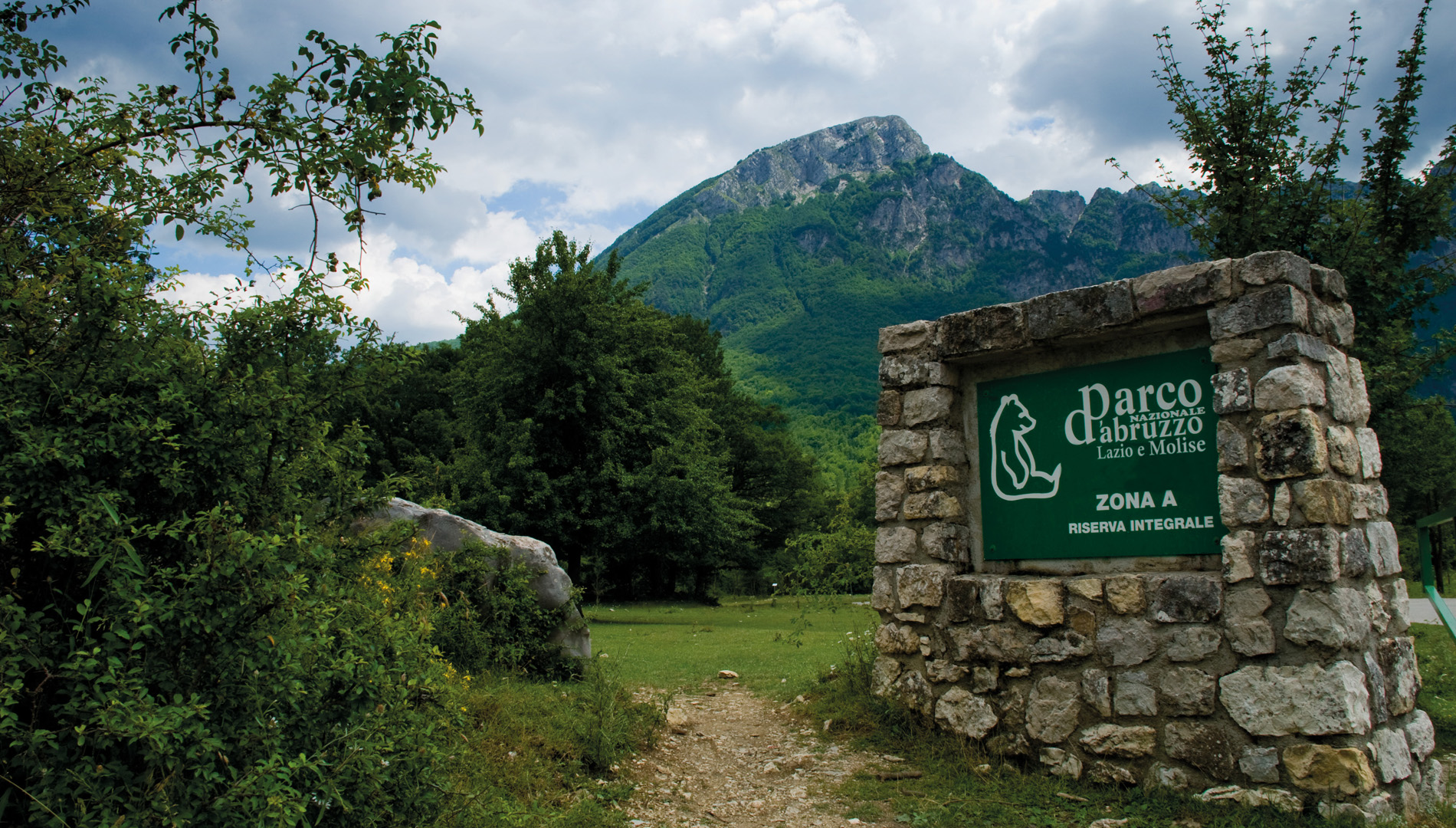 Guida racconta vita geosito in Parco Abruzzo