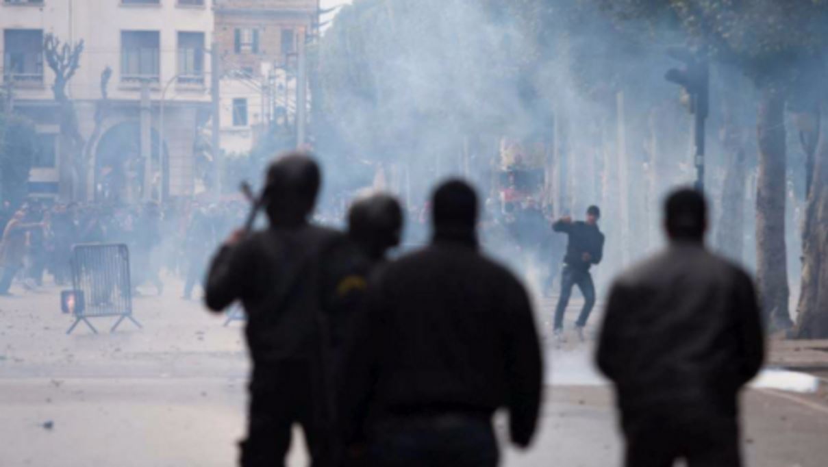 Tunisia: dichiarato il coprifuoco