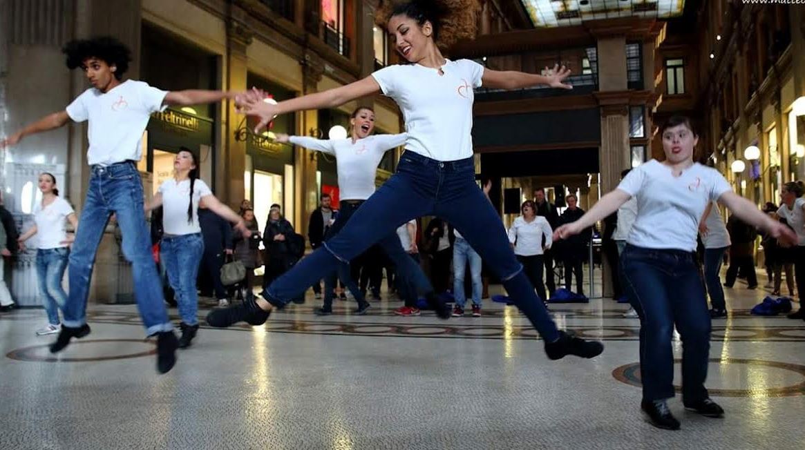 Roma: Flash Mob per l’8 Marzo, con la sen. Paola Taverna e i ragazzi de L’Arte nel Cuore