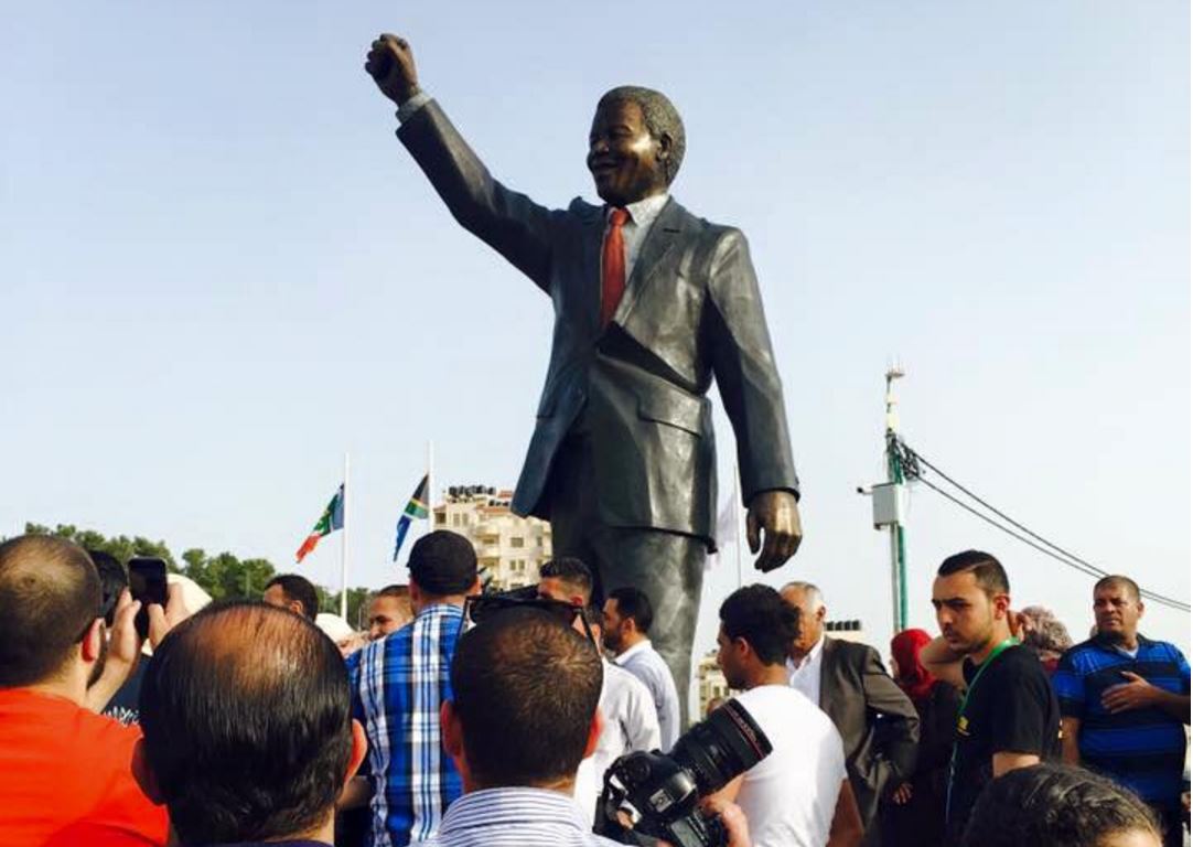 Palestina: inaugurata la statua di Mandela a Ramallah