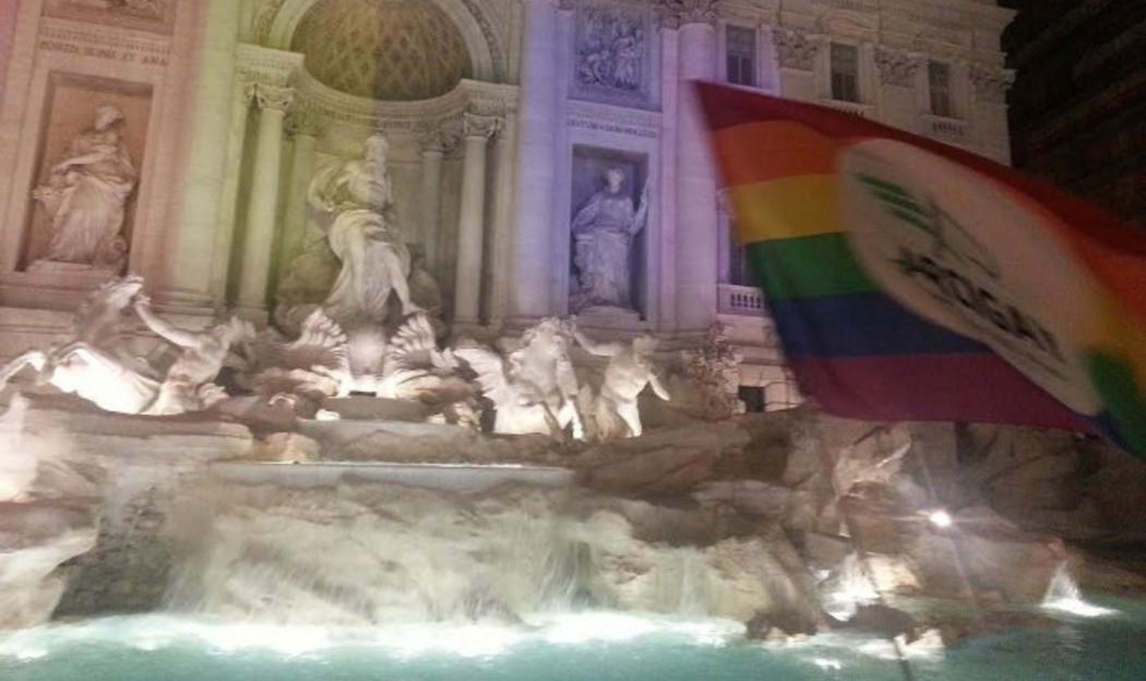 Festa a Fontana di Trevi per le unioni civili