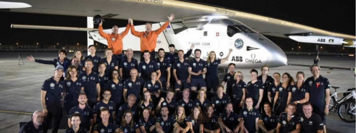 Solar Impulse 2 atterrato ad Abu Dhabi: ultimato il giro del Mondo