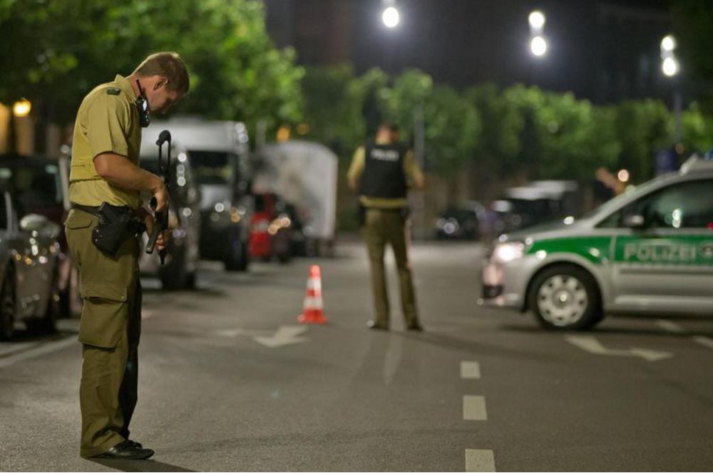 Germania: bomba in un bar, morto attentatore