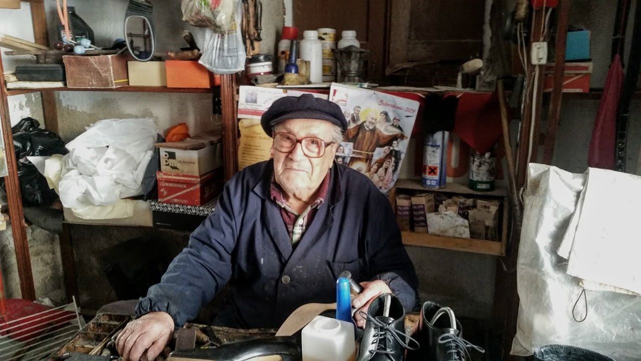 Morto a 94 anni “Mastru Roccu”, uno degli ultimi ciabattini calabresi
