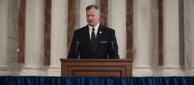 Hegseth nel mirino dopo il discorso al Pentagono tra citazioni bibliche e riferimenti a Pulp Fiction