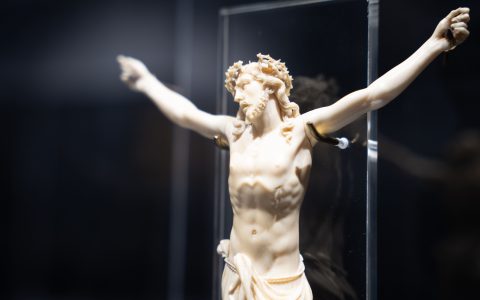 Pescara, prorogata la mostra ‘Il Volto dell’Invisibile’ e presentato il catalogo