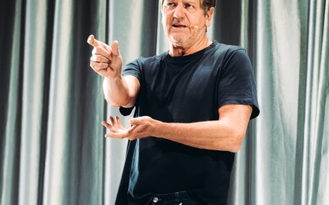 Fabio De Luigi esaurito per il tour teatrale ‘BIOL – In Carne e Ossa’