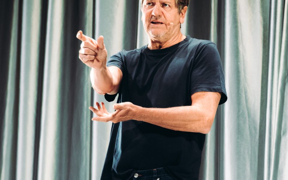 Fabio De Luigi esaurito per il tour teatrale ‘BIOL – In Carne e Ossa’